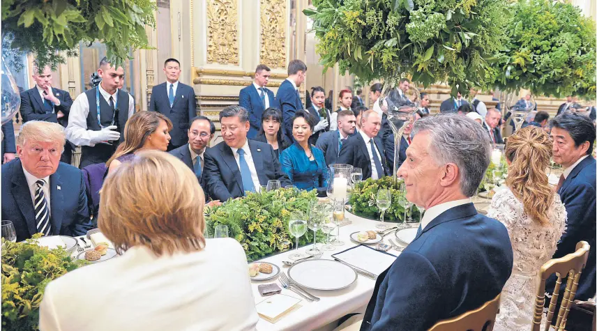  ?? Télam ?? Trump, Merkel, Xi, Macri, Putin y Abe, anoche, en la comida de gala en el Teatro Colón luego del espectácul­o Argentum