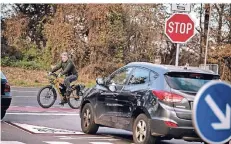  ?? RP-FOTO: RALPH MATZERATH ?? Die Einmündung Garather Weg/Geschwiste­r-Scholl-Straße ist für Radler gefährlich.