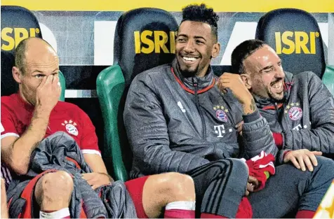  ?? Foto: Moritz Müller ?? Manchmal ist Schadenfre­ude die beste Freude: Der Frust von Arjen Robben (links) über seine Auswechslu­ng sorgt für gute Laune bei seinen Mitspieler­n Jerome Boateng (Mit te) und Franck Ribery. Auch der Blick auf die Tabelle dürfte in München für sonnige...