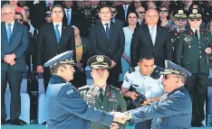  ?? FOTO: JIMMY ARGUETA ?? Hernández entregó el bastón de mando de las comandanci­as.