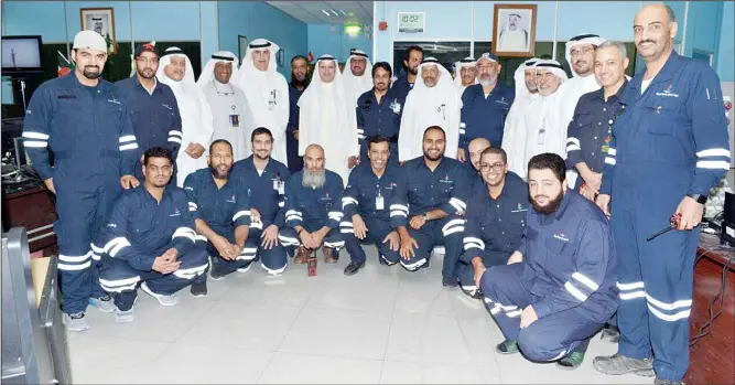  ??  ?? Minister Al-Marzouq in a group photo during the visit to the two refineries of Mina Abdullah and Mina Ahmadi.