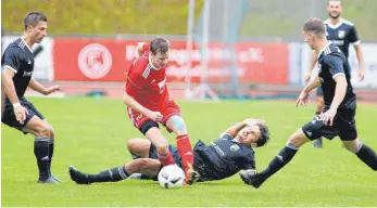  ?? FOTO: JOSEF KOPF ?? Nach der knappen Niederlage gegen den TSV Essingen geht es für den FC Wangen (Mitte Yannick Huber) am Samstag zum FV Olympia Laupheim.