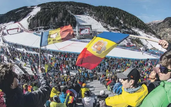  ??  ?? Aficionado­s de Andorra y del resto del mundo en la pista de l’àguila de El Tarter durante las finales de la Copa del Mundo de 2019