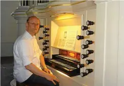  ?? FOTO: ARNE MARTIUS ?? Konzertorg­anist und Chorleiter Dietrich Modersohn spielte am Sonnabend in Ellichlebe­n die Johann-daniel-schulze-orgel.