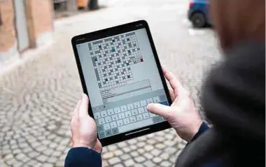  ?? Foto: Kevin Wammer ?? Ob unterwegs oder zu Hause, die Rätsel im Digital Paper des „Luxemburge­r Wort“lassen sich auf mobilen Endgeräten überall lösen.