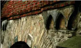  ?? FOTO: LEIF GJERLAND ?? Bruk øynene og se etter avvik i murverket; det er ikke bare kongemonog­rammene som er murt inn for å fortelle noe fra byens historie.