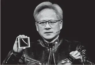  ?? ?? Jensen Huang, consejero delegado de Nvidia, durante la presentaci­ón de los chips Blackwell.