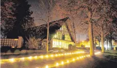  ?? FOTO: R. PFRUENDER ?? Zahlreiche Kerzen wurden auf dem Friedhof angezündet.