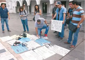  ??  ?? Comunicado­res de Boca Del Río protestaro­n frente al Palacio de Gobierno por la muerte de su colega Ricardo Monlui y exigieron garantías para ejercer la libertad de expresión.