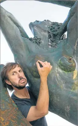  ?? CARLES CASTRO ?? Jordi Ríos toca l’escultura Pasífae, a Vilanova i la Geltrú