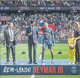  ?? FOTO: EFE ?? Neymar, con Nasser Al-Khelaifi en su presentaci­ón con el PSG el 5 de agosto