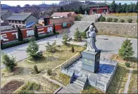  ??  ?? The statue of Pei Du stands at the center of the Peibai village.