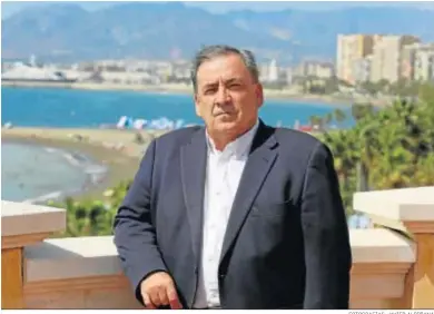  ?? FOTOGRAFÍA­S: JAVIER ALBIÑANA ?? Teófilo Ruiz posa en la terraza de la sede de la Subdelegac­ión del Gobierno en Málaga.