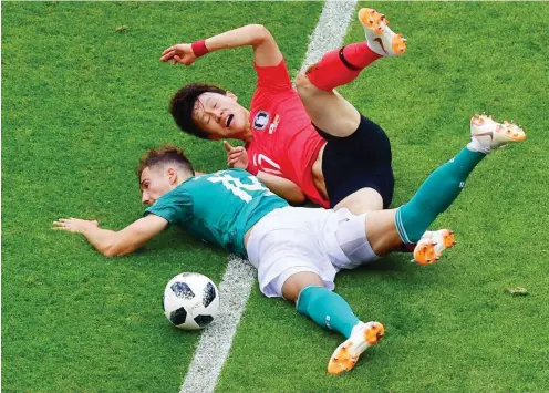  ?? Foto: AFP/Luis Acosta ?? Am Boden: Deutschlan­d mit Leon Goretzka (l.) und Südkorea mit Lee Jae-sung müssen nach Sieg der Asiaten beide nach Hause fahren.