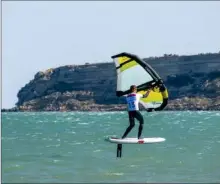  ??  ?? wingfoil près des falaises de La Franqui