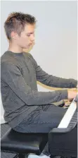  ?? FOTO: EURO-TEAM ?? „Junge Talente am Klavier“: Der 15-jährige Alexander Sawwa spielte die Mondschein­sonate von Ludwig van Beethoven.