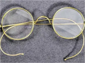  ?? BILD: SN/AP ?? Diese Brille soll angeblich Mahatma Gandhi gehört haben.