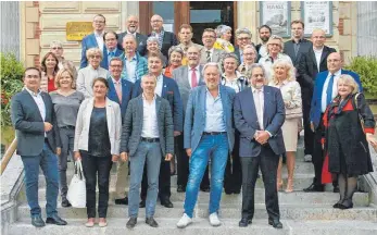  ?? FOTO: REINHARD KUHNERT ?? Die Mitglieder des Lions Clubs Schwäbisch-Gmünd-Aalen haben sich mit ihren Freunden aus Rueil Malmaison be Paris getroffen, um gemeinsam die 50-jährige Verbundenh­eit zu feiern.