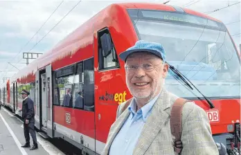  ?? FOTO: ULRICH MENDELIN ?? Andreas Schulz war Projektlei­ter für die Einführung des Allgäu-Schwaben-Taktes – vor 30 Jahren der bundesweit erste integrale Taktverkeh­r, für den Nahverkehr auf dem Land damals eine große Neuerung.