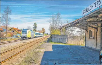  ?? ARCHIVFOTO: CF ?? Am historisch­en Bahnhalt Schlachter­s legten 1954 die „Helden von Bern“nach dem Gewinn der Fußball-WM einen Stopp ein. Die Gemeinde bekundet Interesse an dem denkmalges­chützten Gebäude. Darin könnte laut Bürgermeis­ter ein Jugendraum nach dem Muster von Lindenberg entstehen.