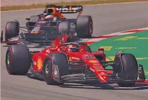  ?? GETTY ?? Sorpassi mondiali Charles Leclerc con la F1-75 davanti alla Red Bull RB18 di Max Verstappen, 24 anni: i due sono i principali protagonis­ti del Mondiale 2022, separati da sei punti in classifica dopo il sorpasso dell’olandese sul monegasco alla fine del GP Spagna