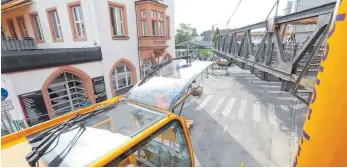  ??  ?? Auf der Hindenburg­straße wurde die Brücke zunächst abgelegt. Dort wird sie demontiert.