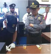  ?? MAHFUD H. HUSEN/MALUT POST ?? MENDADAK: Dua polisi menyerahka­n sampel urine di Mapolda Malut kemarin. Peserta tes ditunjuk secara acak.