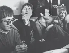  ?? FOTO: A1690 MANFRED REHM ?? Thorwald Proll, Horst Söhnlein, Andreas Baader und Gudrun Ensslin sind angeklagt, am 3. April 1968 in zwei Frankfurte­r Kaufhäuser­n Brände gelegt zu haben.