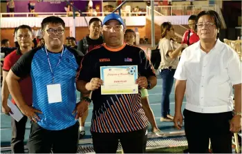  ?? (Sun*Star photo by Jack Biantan) ?? AWARD. NMRAA coach Mario Sumampong of Rosevale School receives the "Fair Play Award' from local officials during the Palarong Pambansa awarding in Vigan, Ilocos Sur.