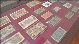  ?? ?? BILLETES Y MONEDAS. Una muestra temporaria de la colección de Luis Laniado exhibe billetes emitidos por el Banco Provincial de Córdoba desde 1873 hasta 1889.