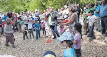  ?? FOTO: RAINER BOMBARDI ?? Unter dem Motto „Feuer, Erde, Wasser, Luft“feierte der Waldkinder­garten sein Jubiläum.