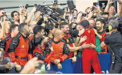  ?? ANTONIN VINCENT / AFP 7 ?? Leclerc se abraza con sus mecánicos e ingenieros tras amarrar el subcampeon­ato mundial.