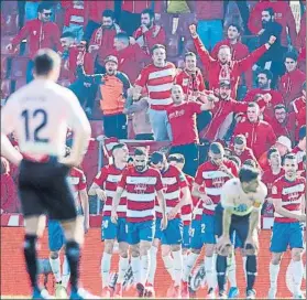  ?? FOTO: GETTY ?? Los blanquiazu­les, desolados después de encajar el segundo gol en Granada