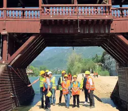  ??  ?? Fermo L’ultimo sopralluog­o al cantiere del Ponte degli Alpini