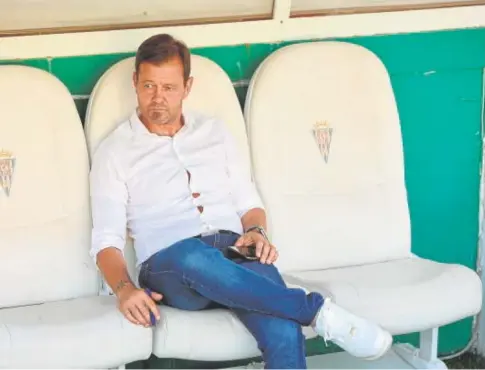  ?? // VALERIO MERINO ?? El técnico del Córdoba, Manuel Mosquera, sentado en el banquillo de El Arcángel antes de un partido