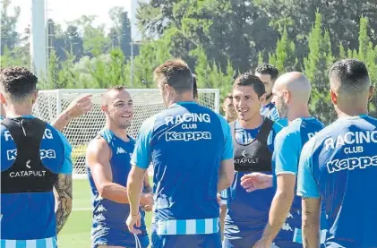  ?? TWITTER RACING ?? Sonrisas de líder. Marcelo Díaz, Neri Cardozo y Licha López, en la práctica de ayer de Racing.