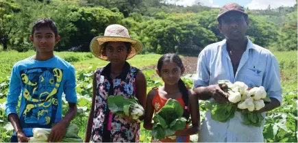  ??  ?? Sushil with his 3 children at his farm in Tavarau, Ba.