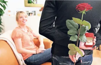  ?? FOTO: BODO MARKS/DPA ?? Der Valentinst­ag eignet sich auch gut für einen romantisch­en Antrag.