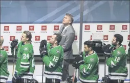  ?? JASON FRANSON ?? Dallas Stars head coach Rick Bowness looks up to Dale Hawerchuk as he is honored before NHL Western Conference Stanley Cup playoff action against the Calgary Flames, in Edmonton, Alberta, Tuesday, Aug. 18, 2020.