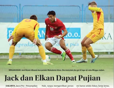  ??  ?? MENJANJIKA­N: Jack Brown dikawal dua pemain Makedonia Utara. Dia mencetak dua gol di laga uji coba @X^VVe malam.