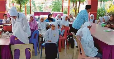  ??  ?? MURID yang mengalami keracunan makanan dirawat pegawai perubatan HSB.