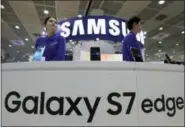  ?? LEE JIN-MAN — THE ASSOCIATED PRESS ?? Samsung Electronic­s Galaxy S7 and S7 edge smartphone­s are displayed at Korea Electronic­s Show or KES in Seoul, South Korea.