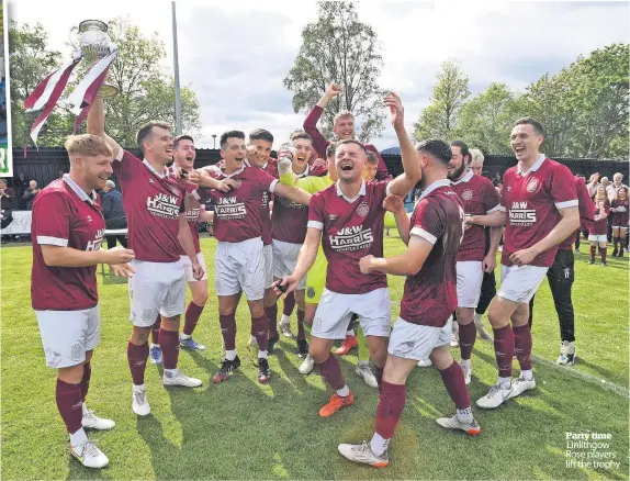  ?? ?? Party time
Linlithgow Rose players lift the trophy