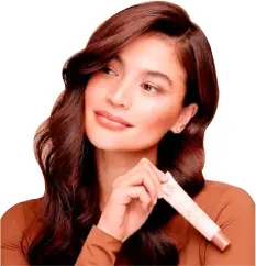 ?? PHOTOGRAPH­S COURTESY OF IG/ANNECURTIS­SMITH ?? ANNE shows exemplary business skills as the brains and endorser of her own brand BLK Cosmetics.