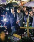  ?? FOTO: DPA ?? Bei der Eröffnung des Weihnachts­marktes gestern Abend wurde der Opfer des Anschlags gedacht.