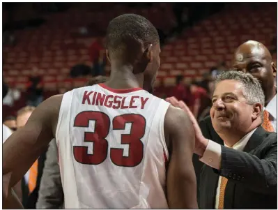  ?? (NWA Democrat-Gazette/Anthony Reyes) ?? Former Arkansas Razorbacks forward Moses Kingsley is greeted by Auburn Coach Bruce Pearl after the Tigers won 90-86 on Feb. 17, 2016, at Walton Arena in Fayettevil­le. It was the last victory at Arkansas for Auburn, which is 4-21 on the road against the Razorbacks.