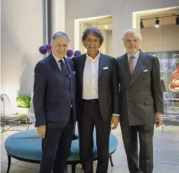  ??  ?? a destra: Ettore Mocchetti, direttore di AD (a sinistra), con i protagonis­ti di un nuovo capitolo del design italiano: Dario Rinero (a destra) ceo di Poltrona Frau Group, che di recente ha acquisito Ceccotti Collezioni alla guida operativa della quale resta Franco Ceccotti (al centro), fondatore dell’azienda nel 1988.