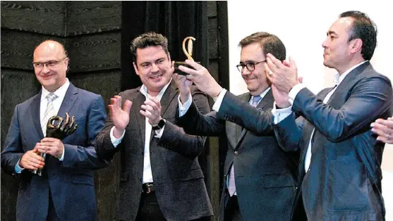  ?? ESPECIAL ?? Aristótele­s Sandoval participó en la entrega de un reconocimi­ento a Ildefonso Guajardo, titular federal de Economía.
