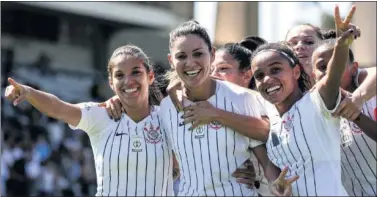  ??  ?? ALEGRÍA. Las jugadoras del Sporting celebraron ayer su victoria ante el São José por 1-0.