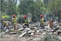  ?? YADIRA ILLESCAS / EXPRESO ?? Asistencia. Los bomberos remueven los restos del taller artesanal.